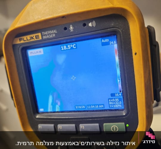 מד חום תרמי מציג טמפרטורה על מסך דיגיטלי